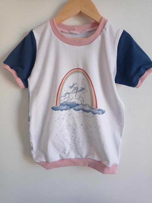 Ensemble t-shirt licorne 5 ans et short marine 5/6 ans