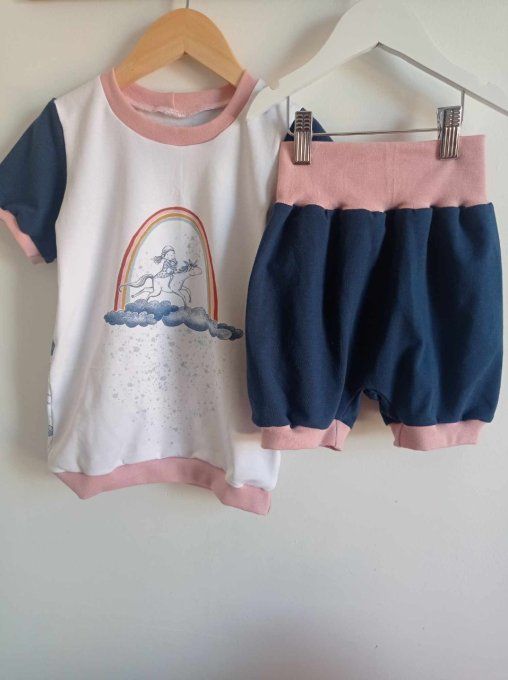 Ensemble t-shirt licorne 5 ans et short marine 5/6 ans