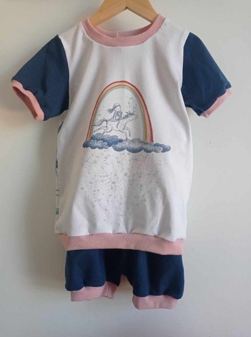 Ensemble t-shirt licorne 5 ans et short marine 5/6 ans